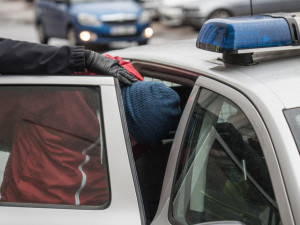 Výtržník pod vlivem drog házel dlažební kostky po pouličním osvětlení