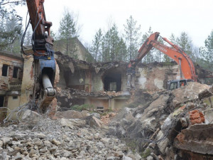 K zemi půjdou další zchátralé stavby v bývalém vojenském prostoru Ralsko