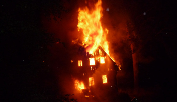 Chalupa v plamenech.