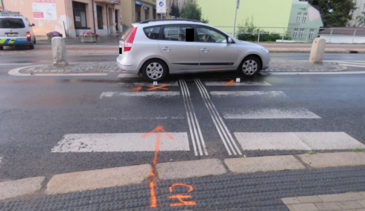 Auto srazilo na přechodu mladou ženu.