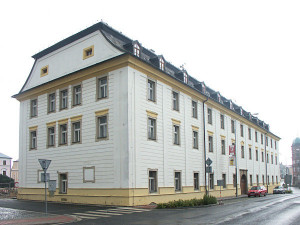 Novoborská radnice mění bílá okna za hnědá