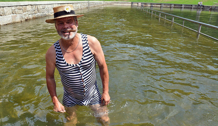 První plavci v Lesním koupališti.