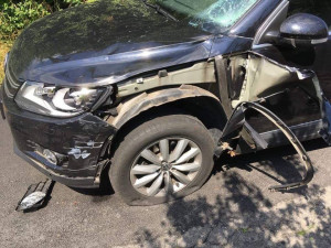 Motorka narazila do levé přední nápravy