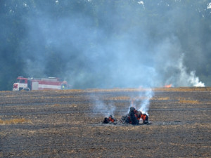 U hořícího lisu zasahovalo sedm hasičských vozů