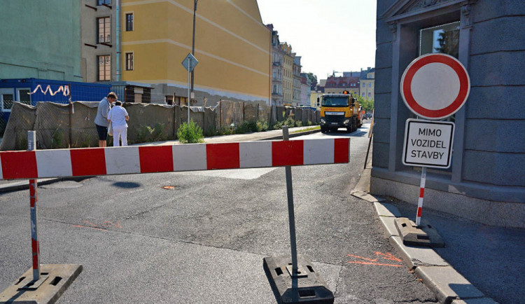 Ulice U Křížového kostela je do konce prázdnin uzavřená.