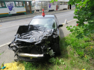 FOTO: Řidič přehlédl červenou a vjel pod tramvaj. On i spolujezdkyně se zranili