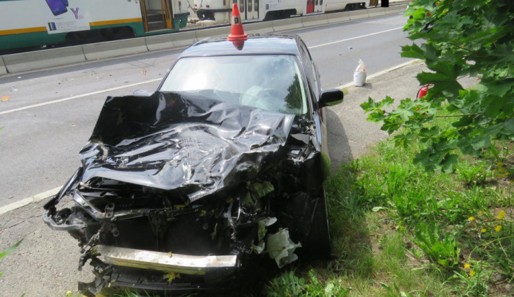 Nehoda auta s tramvají.