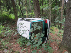 FOTO: Řidička s felicií vjela do lesa a převrátila se. Vyvázla s lehkým zraněním