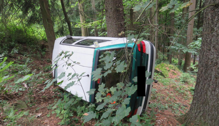 Felicie se převrátila na bok.