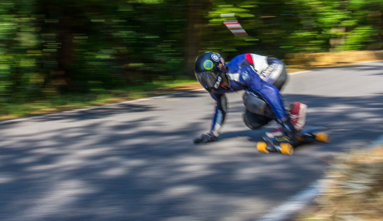 FOTO: Na Kozákově lítají longboardisté rychlostí až 100 kilometrů v hodině!