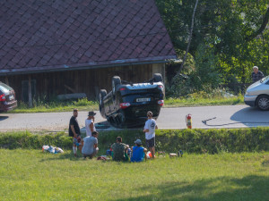 Pod Kozákovem havarovalo auto, skončilo na střeše