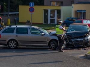 FOTO: V ulici Liberecká se srazila auta, doprava je uzavřena