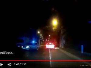 VIDEO: V policejní honičku se proměnila noční kontrola zdrogované řidičky