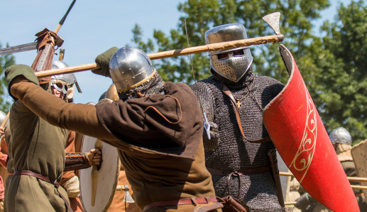 FOTO: Na Vítkov zaútočila stovka středověkých rytířů