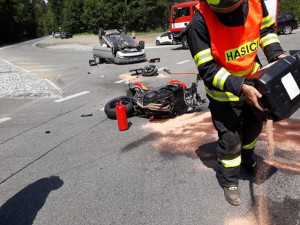 FOTO: Řidička nedala přednost. Nárazem se auto převrátilo, motorkář letěl do nemocnice vrtulníkem