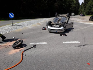 Nehoda auta s motorkou.