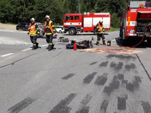 Nehoda auta s motorkou.