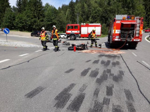 Nehoda auta s motorkou.