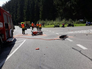 Nehoda auta s motorkou.