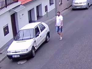 VIDEO: Málem smetl rodiče s dítětem v kočárku. Policie hledá řidiče z protijedoucího auta a svědky