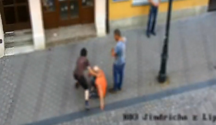 Záběr z bezpečnostní kamery. Útočník vpravo.