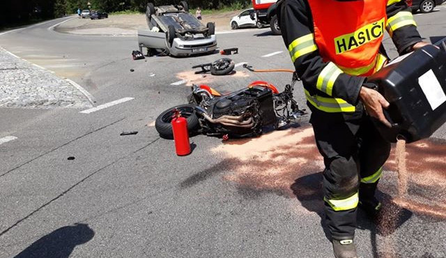 Nehoda auta s motorkou.
