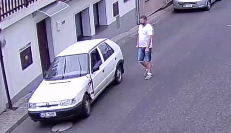 Policie hledá tohoto řidiče a další svědky.