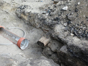 V ulici U Křížového kostela našli zbytky tramvajové tratě do Růžodolu.