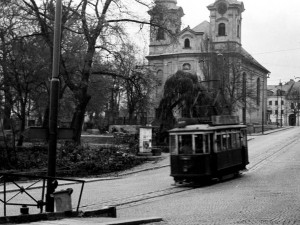 Souprava míří kolem kostela do Růžodolu.