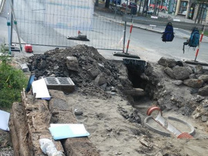 V ulici U Křížového kostela našli zbytky tramvajové tratě do Růžodolu.
