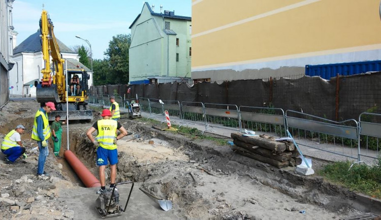 V ulici U Křížového kostela našli zbytky tramvajové tratě do Růžodolu.