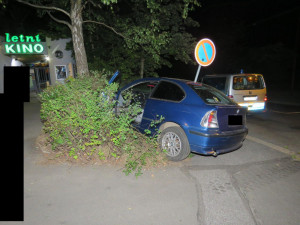 FOTO: Ve vysoké rychlosti v centru Jablonce narazil do stromu. Nezvládl odbočit