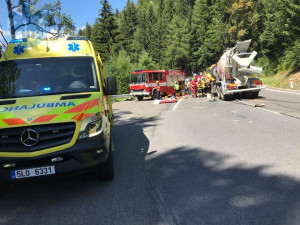 FOTO: Srážka náklaďáku s autobusem. Pět zraněných, z toho tři děti