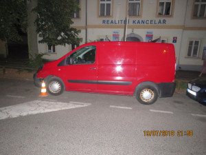 Odřel cizí auto a z místa zbaběle odjel, hledá ho policie