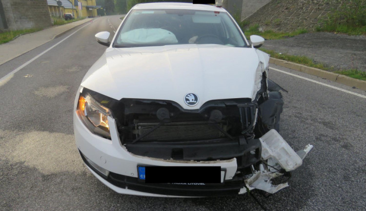 Auto po nárazu do pilíře.