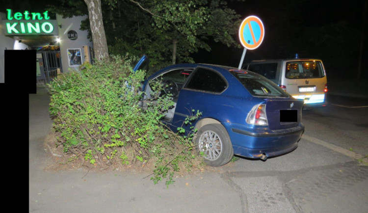 Nehoda u letního kina v Jablonci.