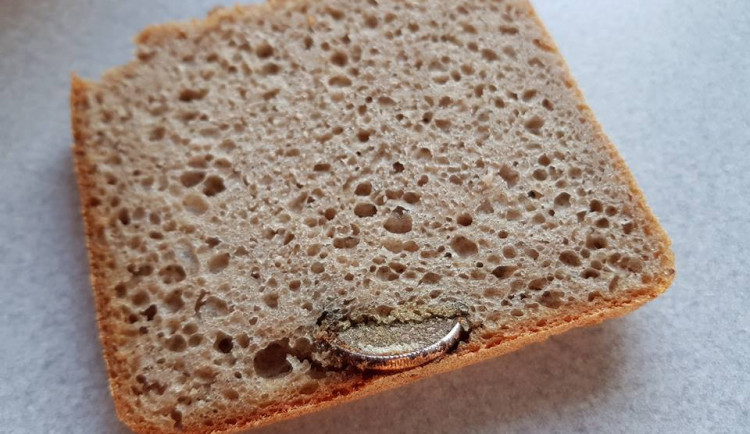 Mince zapečená v chlebu.