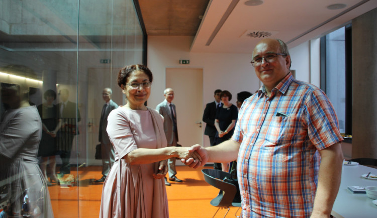 Indická velvyslankyně a rektor univerzity.