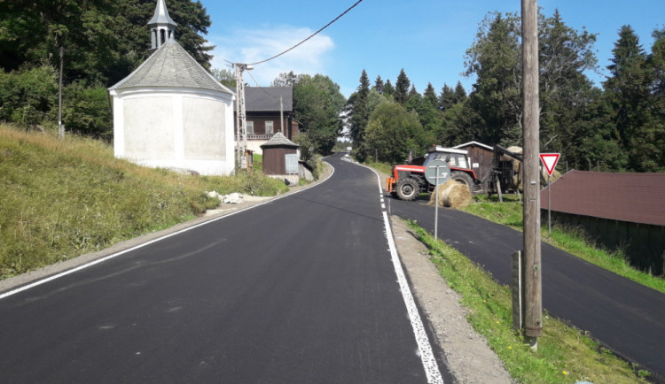 Opravená silnice v Josefově Dole.