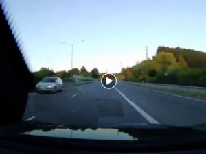 VIDEO: Auto na výpadovce na Jablonec v protisměru. Řidič zastavil u sjezdu na Vratislavice