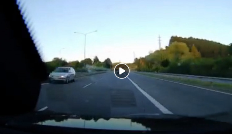 Řidič se dostal do protisměru.