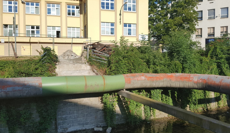 Jedna z lávek zmizela úplně.