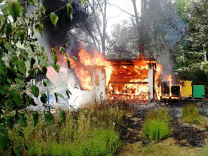 FOTO: Požár včelína likvidovaly tři jednotky hasičů. Oheň se šířil do lesa