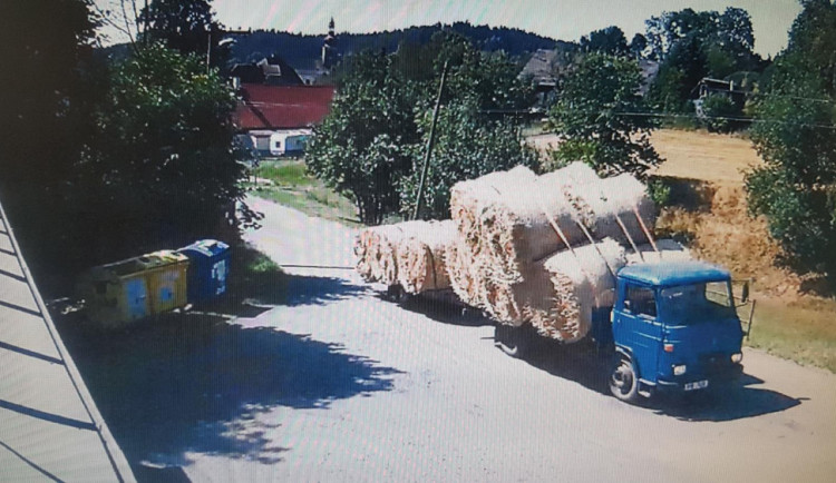 Řidiče téhle Avie hledá policie.