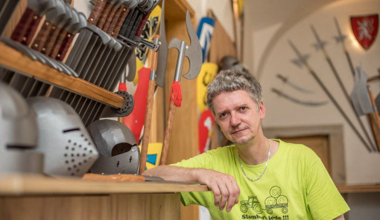 Výrobce dětské zbroje Jiří Havlis nyní cílí na Pána prstenů a říká: Zbraně chtějí cit a čas