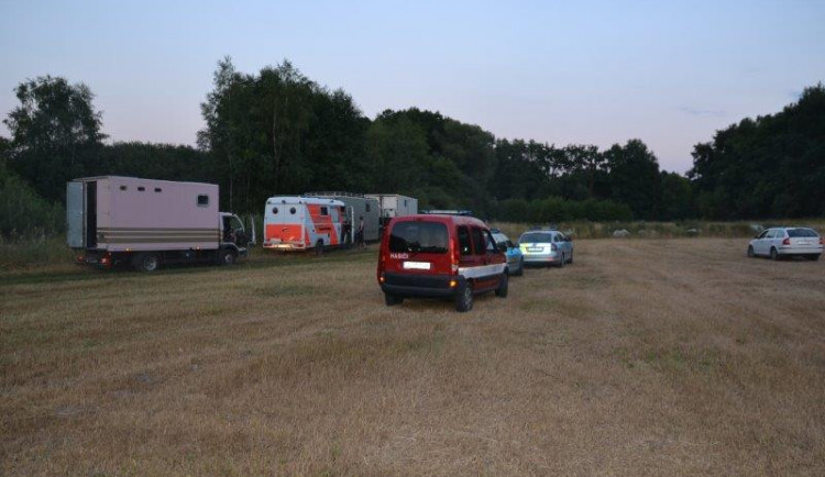 Hasiči s policisty na kontrole.