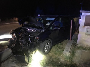 FOTO: Noční nehoda. Řidič přerazil sloup vysokého napětí