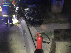 Náraz zdemoloval předek auta.