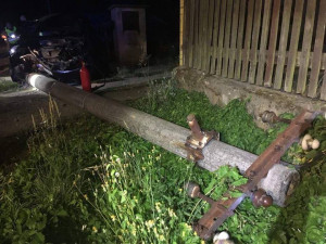 Náraz zdemoloval předek auta.