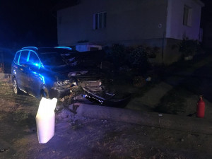 Náraz zdemoloval předek auta.